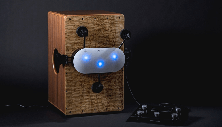 カホンに装着して新しい音楽パートナーになってもらおう。「Cabot」 カホンに装着して新しい音楽パートナーになってもらおう。「Cabot」