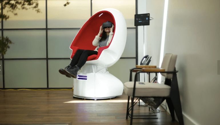 スクリーンのない映画館？VRシネマを実現するVoyager VR chair