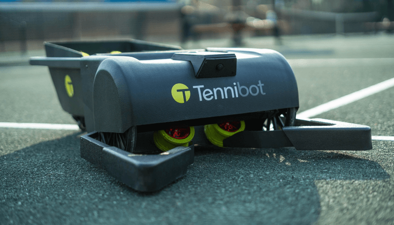 これからはテニスボール拾いもロボットの仕事に。「Tennibot」