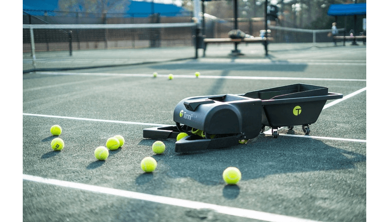 これからはテニスボール拾いもロボットの仕事に。「Tennibot」