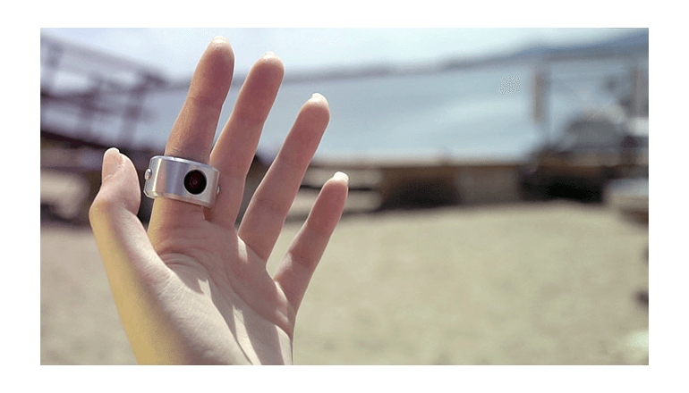 簡単に画像を共有できる指輪型ウェアラブルカメラ「INSTA RING」