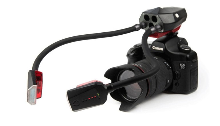 調光自在のモジュラー式カメラフラッシュ「ADAPTALUX FLASH ARMS」